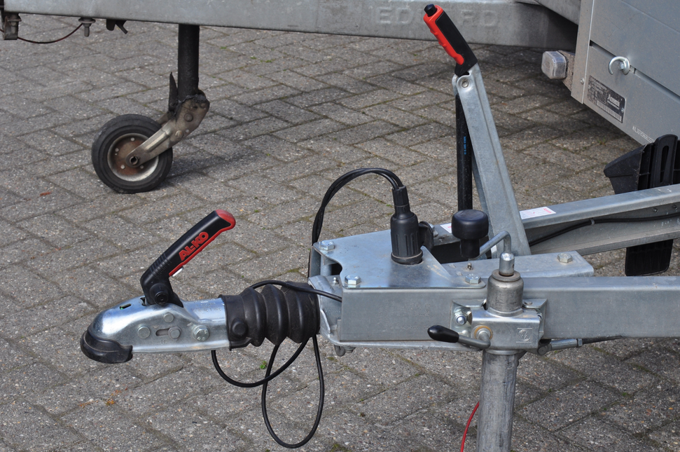 AL-KO AL-KO oplooprem aanhanger - 251S - maximaal trekvermogen: 2600 kg - V-dissel aansluiting - onderbouw